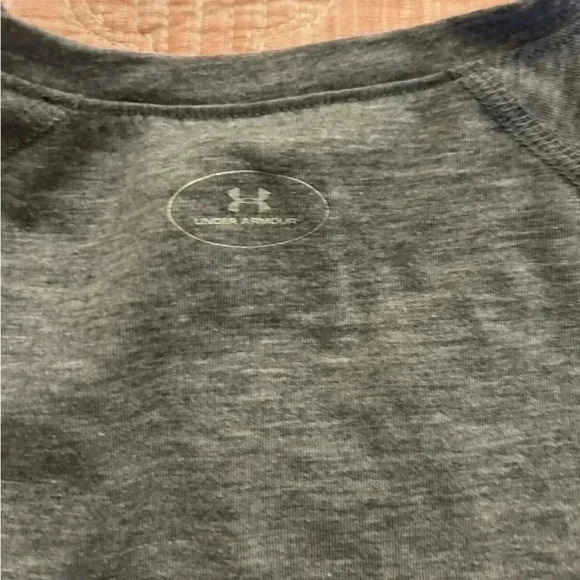Set Of 2 Women’s Under Armour V Neck T Shirts Size Large - Picture 5 of 8